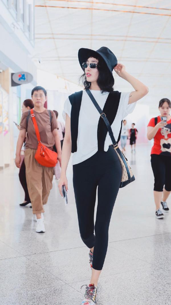 “小神婆”王紫璇現身機場，打底褲外穿，身材比例驚豔