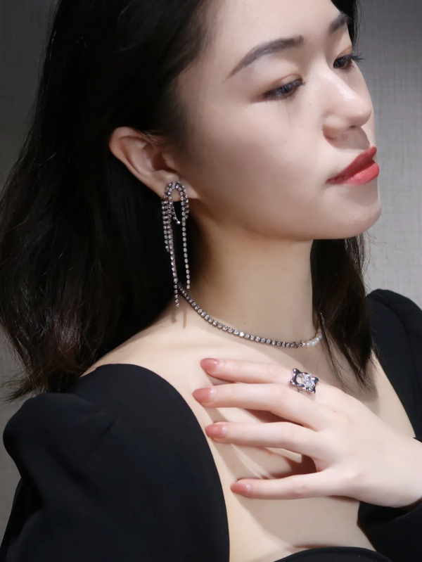 楊冪新造型好美，不愧是過年穿搭天花板