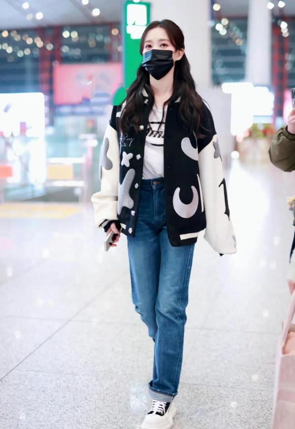 李一桐私服秀，青春靚麗，眼睛特別會笑，給人一種溫馨甜美