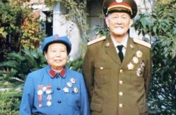 她是洪學智的妻子，享副軍級待遇，兩個兒子分別是省長與少將