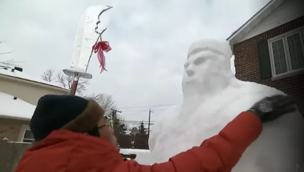 加拿大人玩個雪這麼&quot;卷&quot;了 2米關公雪中持刀 後院造百米雪道