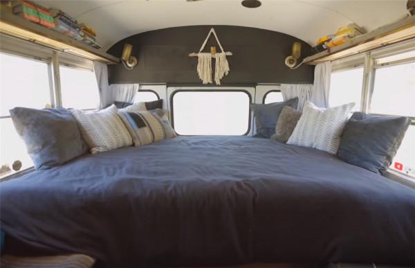 單親媽媽買下2004年舊校車,帶4個孩子在27㎡車內住1年,也是服了 單親媽媽買下2004年舊校車,帶4個孩子在27㎡車內住1年,也是服了