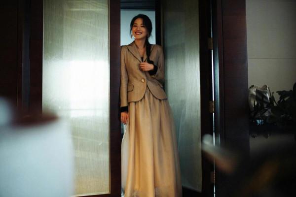 Twins合體鄧紫棋瘦脫型，景甜廉價禮服穿出富貴感，溫碧霞似公主