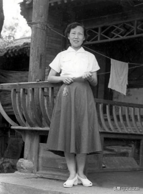 建國後，弟弟周恩壽工資低、子女多生活難，周恩來的辦法令人敬佩