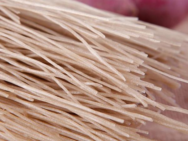 粉條一炒就成團？難看難吃，大廚教你3個小技巧，根根分明不糊鍋