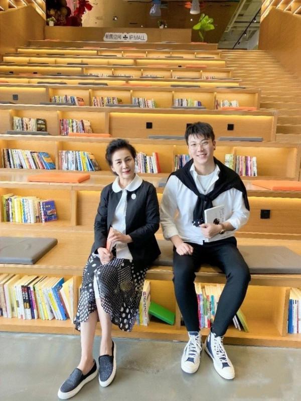 “慢下來”的時尚更高階！60+媽媽優雅不輸三木，風格卻大不相同