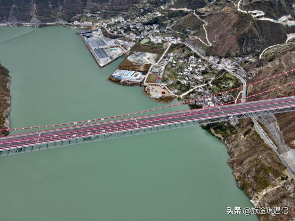 建在天上的雅康高速，一條隧道一座橋，318進藏路上一道靚麗風景