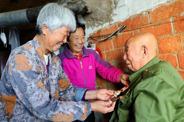 親歷長津湖戰役 年過九旬老英雄丁德榮講述塵封往事 親歷長津湖戰役 年過九旬老英雄丁德榮講述塵封往事