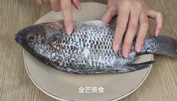 解凍魚不能直接用水泡,海產老闆教我一招,解凍後和新鮮買的一樣 解凍魚不能直接用水泡,海產老闆教我一招,解凍後和新鮮買的一樣