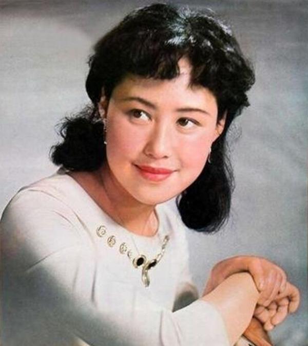 一婚被家暴，二婚被嫌棄，三婚惹爭議，71歲的斯琴高娃怎樣了？