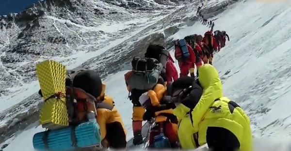 珠峰登頂的生意有多暴利？門票10萬美金，當地土著搭命能賺多少錢