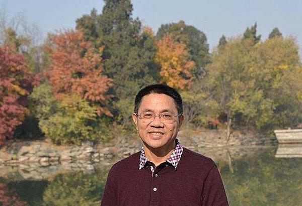 18歲農村娃考上北大，全村湊錢贈路費，百億身價後送每戶村民別墅