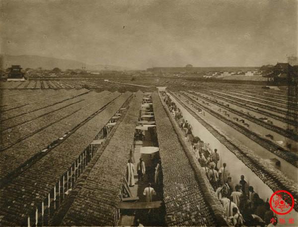 晚清老照片再現考舉人的情景，考生扛著行李進場，9天9夜不能出門