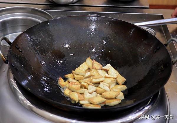 蔥拌豆腐這樣做才好吃，掌握這個技巧，豆腐金黃不粘鍋，鮮香十足