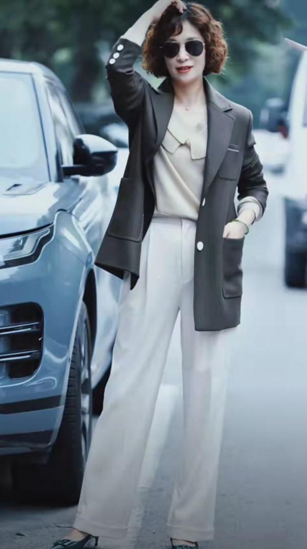 50歲女人秋季少穿“小黑褲”，學她這樣穿，優雅時尚不失女人味