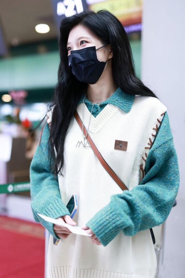 沈夢瑤同框戴萌,一個打扮休閒隨性一個美得溫柔,年齡差很明顯 沈夢瑤同框戴萌,一個打扮休閒隨性一個美得溫柔,年齡差很明顯