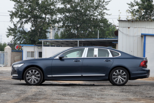 二線豪華中大型轎車對決:林肯大陸和沃爾沃S90誰更超值? 二線豪華中大型轎車對決:林肯大陸和沃爾沃S90誰更超值?