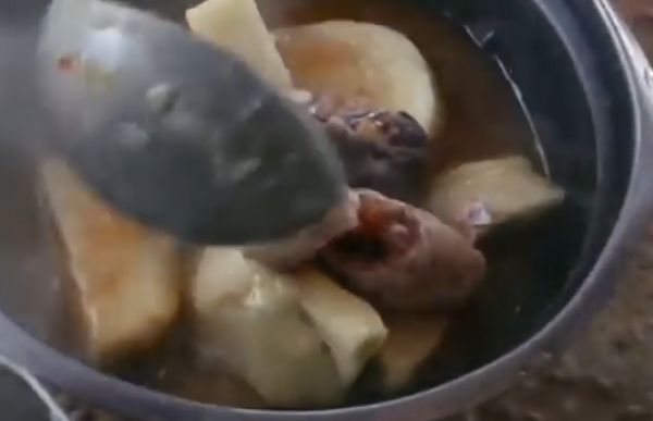 8歲少年不甘認命，無父無母沒房住沒飯吃，捕魚三年養活全家三口