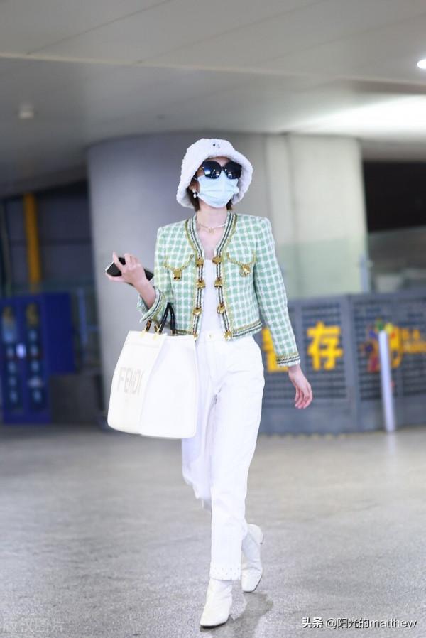 唐藝昕小香風外套精緻優雅，身材纖瘦走路優雅名媛範兒