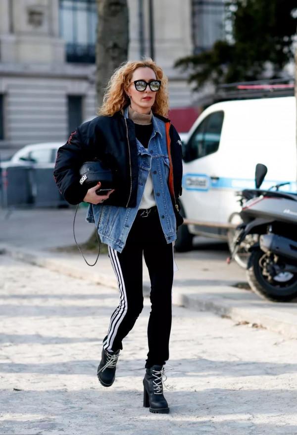 拜託，運動褲別再搭運動鞋，今年流行“運動褲+靴子”，顯高顯瘦