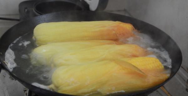 煮玉米時別隻放清水煮，多加這2種調料，玉米個個香甜軟糯又好吃