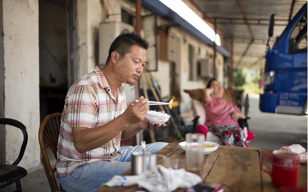 50歲的浙江農村男人經常親他老婆，知道真相後大家眼睛哭紅