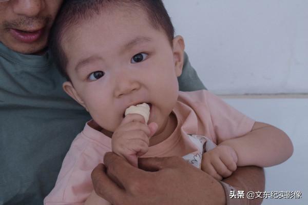 這樣的孩子一般活不過2歲，但她卻用稚嫩的肩膀頑強抗爭著