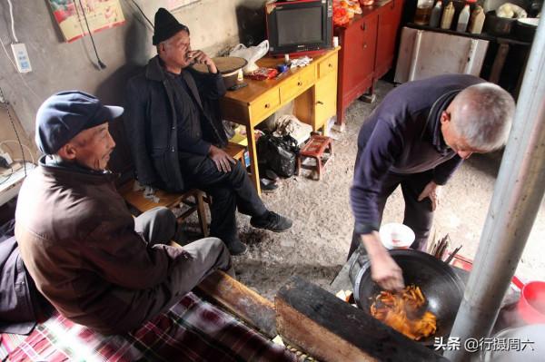 7旬大叔獨守500年古堡，1臺電視機用了30年，看他活成啥樣