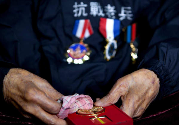 百歲抗戰老兵離家79年，晚年迴歸家鄉祭拜父母時：兒子對不起你們