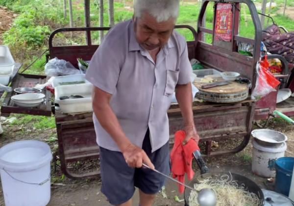 山東大爺大集上賣炒菜，幹了30多年仍不會顛勺，全靠香油提味