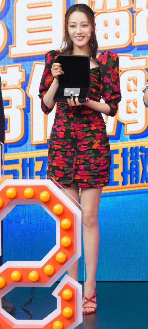 迪麗熱巴石榴裙裝，猶如一隻翩翩起舞的蝴蝶，腳踩恨天高高貴冷豔