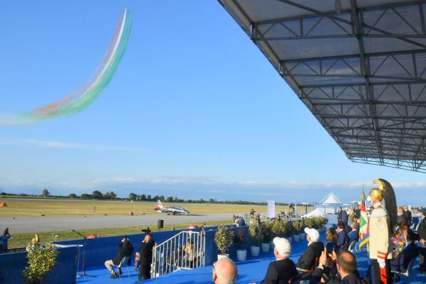 義大利“三色箭”飛行表演隊慶祝成立六十週年