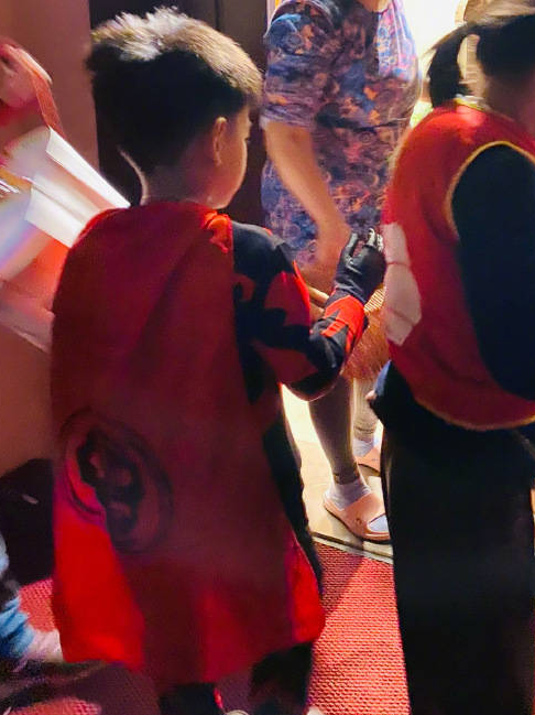 陳妍希曬兒子萬聖節裝扮背影照 小星星側顏帥氣