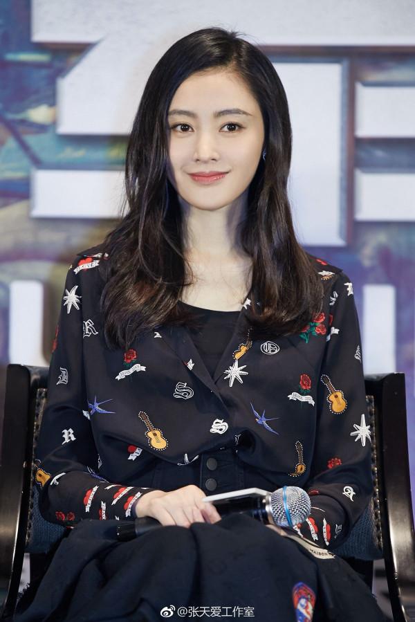 雖然關曉彤被稱為腿精,但張天愛的腿也挺好看,穿短褲顯得好長 雖然關曉彤被稱為腿精,但張天愛的腿也挺好看,穿短褲顯得好長