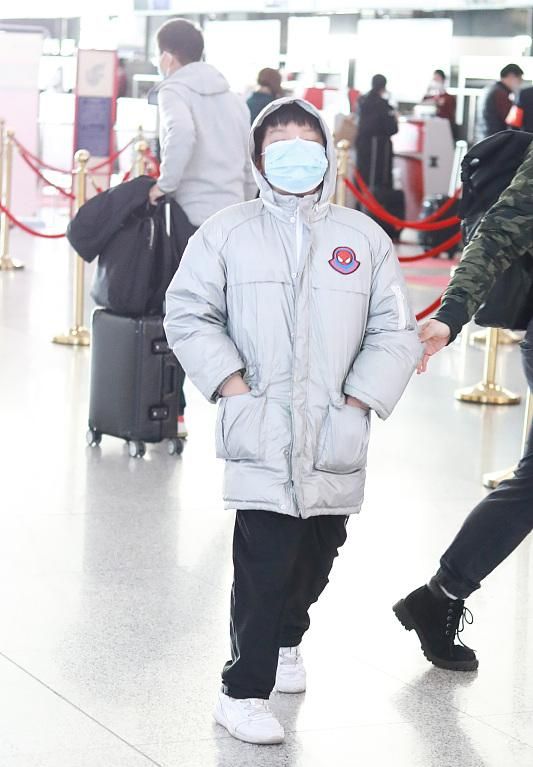 黃聖依罕帶倆兒子走機場，拎10萬包帶仨助理，9歲長子爆肥大變樣