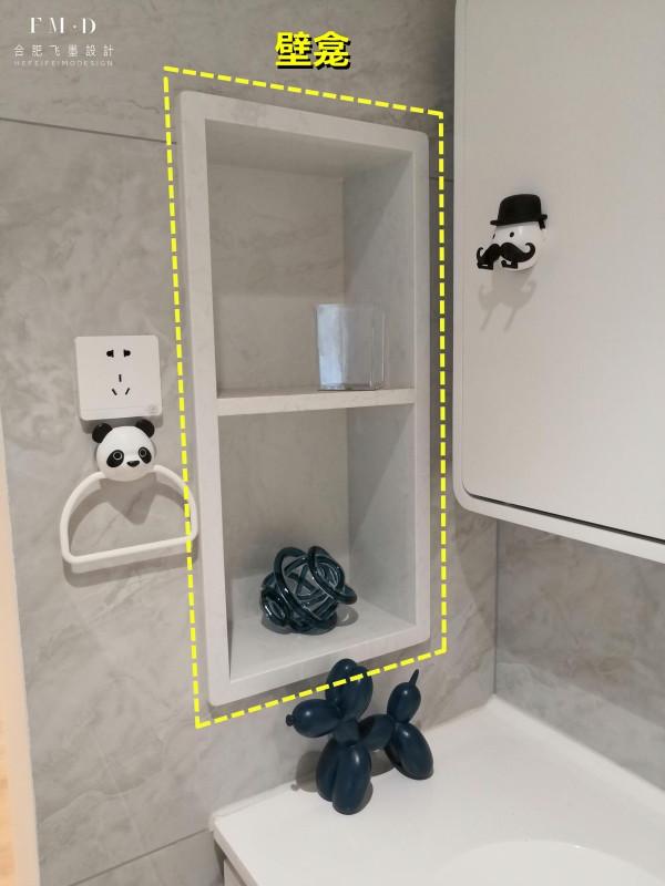 恕我直言，要是聰明點洗漱臺左右加一組立櫃，也不至於這樣亂糟糟