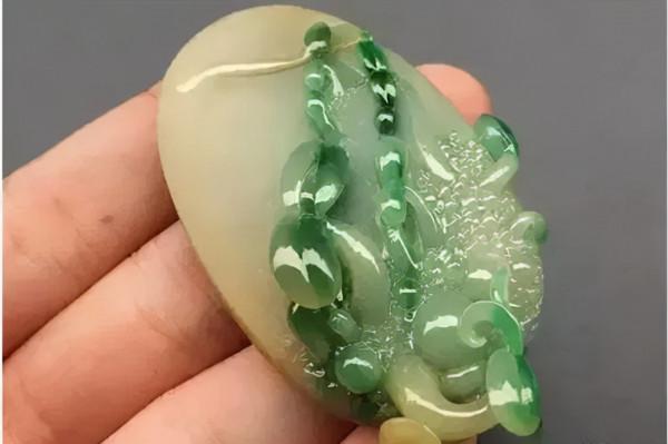 翡翠雕刻大師作品《春風》賞析-眾享珠寶,樂大福 翡翠雕刻大師作品《春風》賞析-眾享珠寶,樂大福