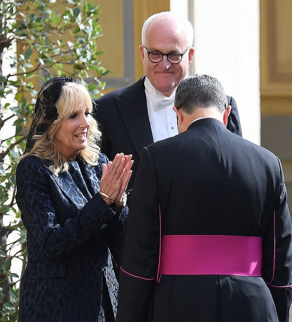 70歲美國第一夫人會見羅馬教皇!首次戴頭紗亮相好美,仙氣十足啊 70歲美國第一夫人會見羅馬教皇!首次戴頭紗亮相好美,仙氣十足啊