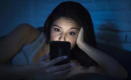 總是熬夜看手機，7個毛病找上門