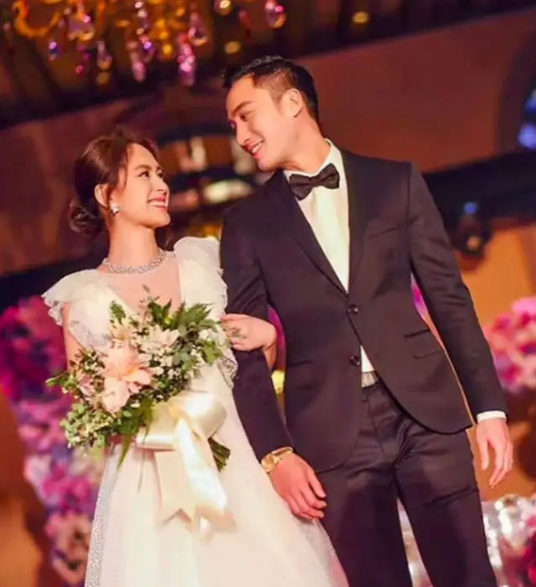 鍾欣潼刷老公10萬買包，賴國宏發來訊息：回來把卡還我