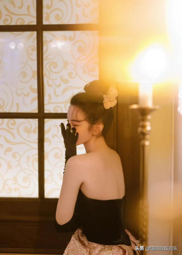 陳小紜冬日裙襬輕曳，入選“2021鳳凰網時尚之選”