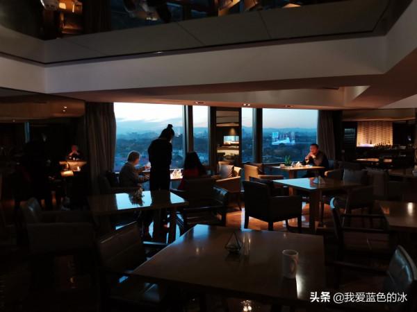 在北京入住的一家酒店的行政酒廊裡，欣賞故宮景色的晚餐