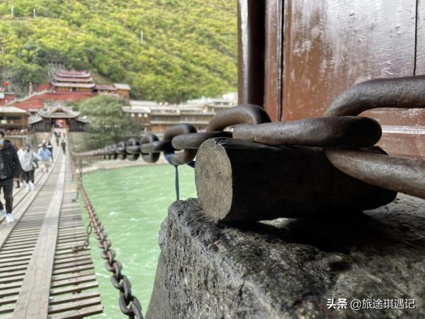 紅軍走過的瀘定橋，雖然如今保護措施齊全，但走上去依舊心驚膽戰