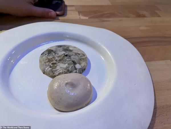 外國博主吐槽最糟米其林，27道奇葩菜，還要從主廚“嘴”裡舔著吃