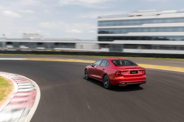 北歐豪華的效能一面,賽道試駕沃爾沃新款S60 北歐豪華的效能一面,賽道試駕沃爾沃新款S60