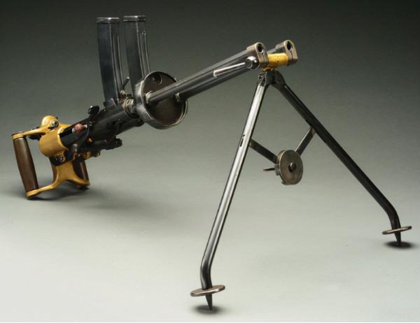 每分鐘射速3000發！跑車王國的傳奇輕武器，全世界第一把衝鋒槍