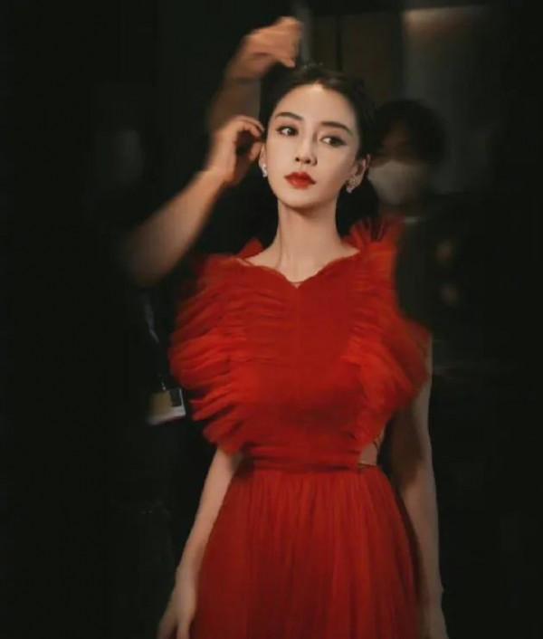 北影節紅毯造型：Angelababy紅裙驚豔全場！周冬雨揹著蝴蝶