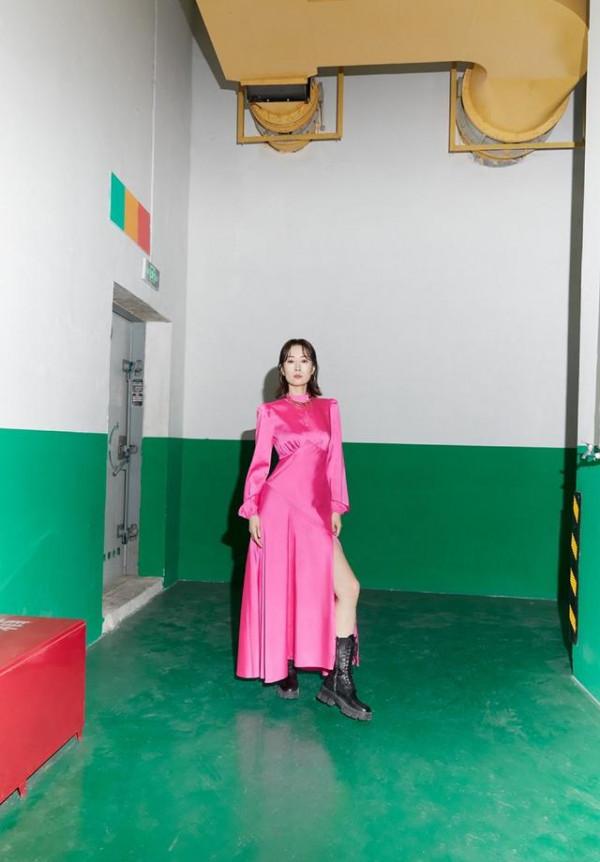 45歲劉敏濤心態超年輕，亮粉色連衣裙襯托出曼妙的身姿，氣質優雅