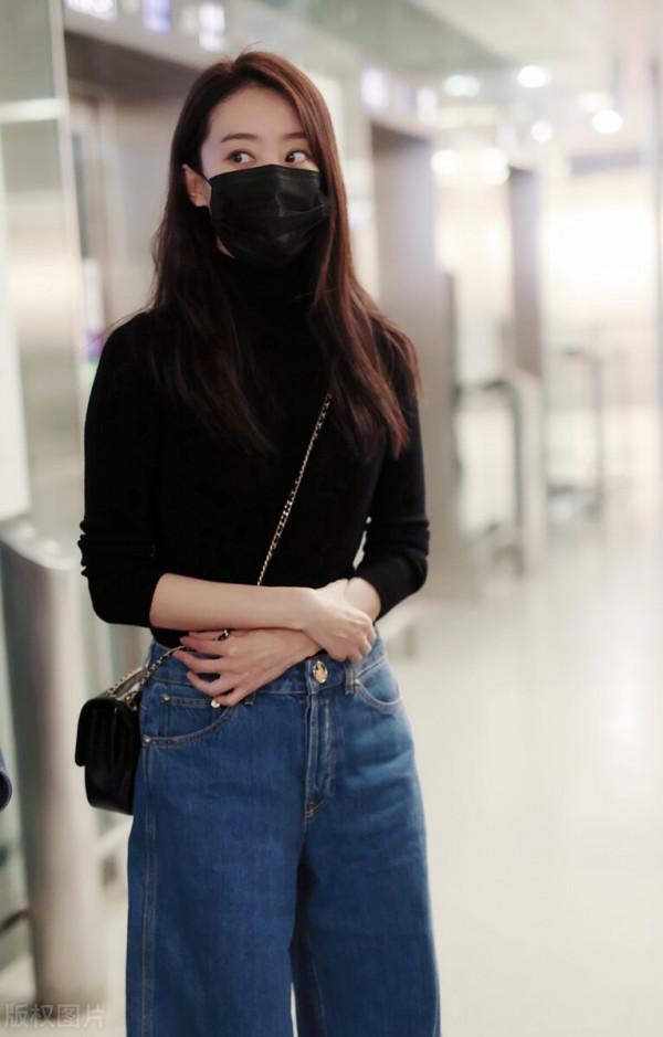 張小斐穿黑色針織衫搭配牛仔褲，長髮披肩不失女人味