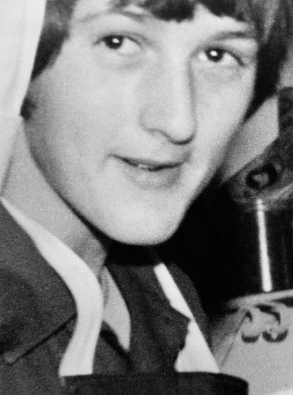 1981年，55歲的英女王側身騎馬英姿颯爽，被一名17歲少年射了6槍